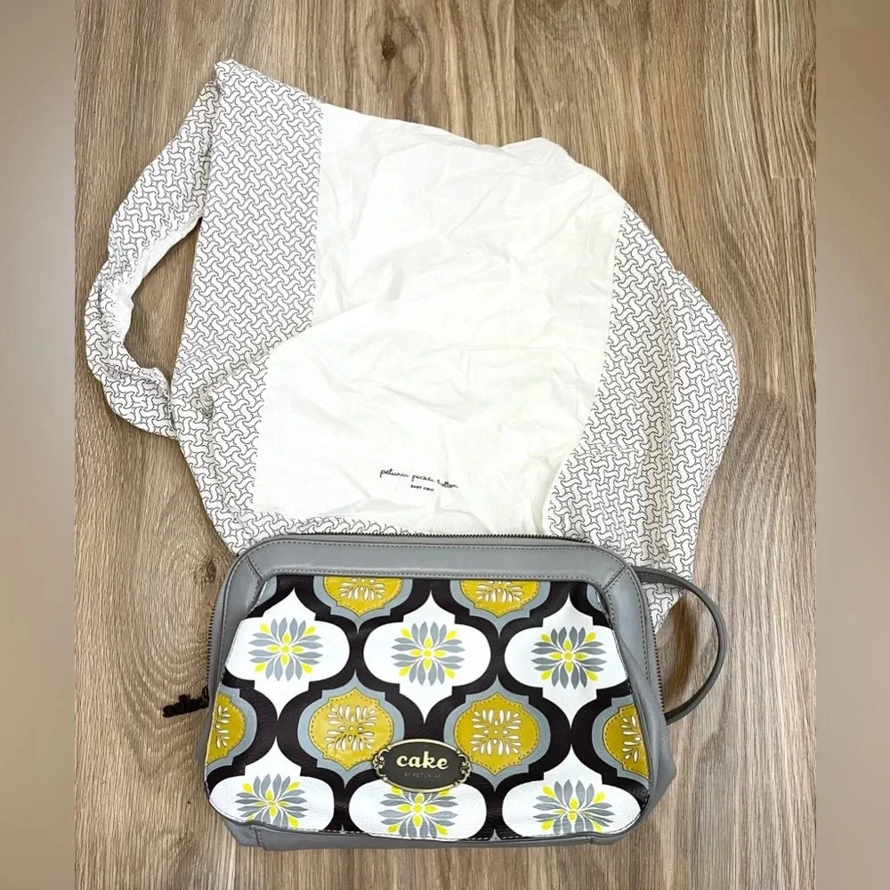 Petunia Pickle Bottom Marmalade Fondant Cake Cameo Clutch Purse Bag Women's Gray